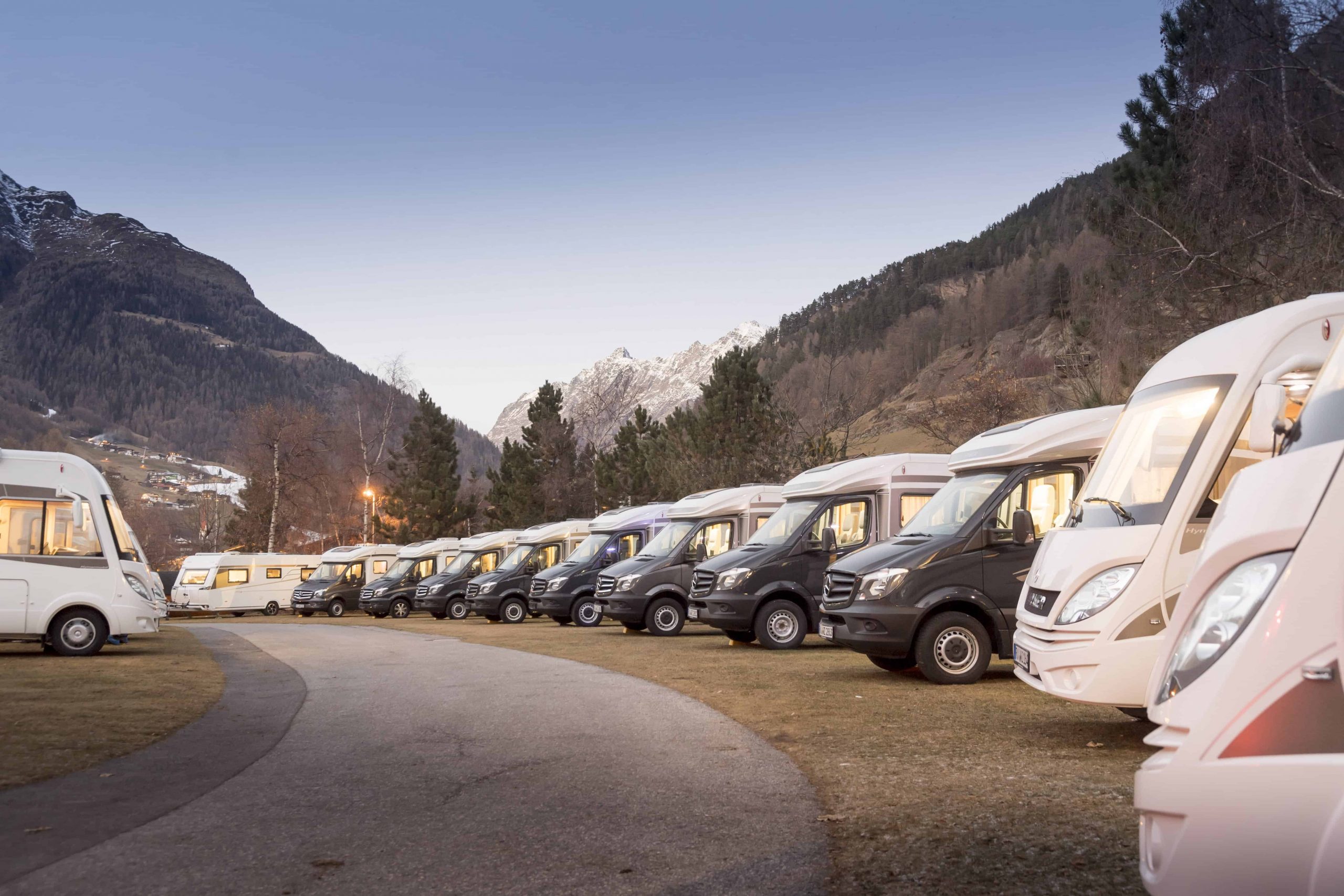 Wohnwagen, Wohnmobil oder Zelt am Campingplatz Sölden